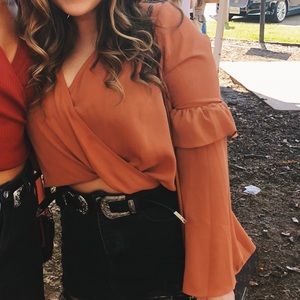 3/$25 ⭐️ cropped flare sleeve blouse